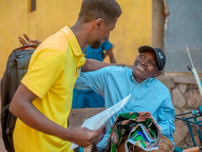 https://admin.aapvasbl.org/Ananiya Amuri  distribue des vêtements à une personne handicapé -- Juin 2025.