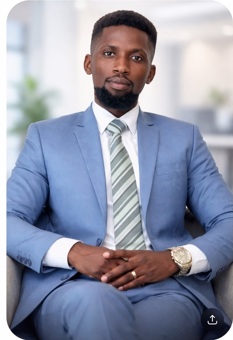 Ananiya Amuri assis dans le bureau du siège national
